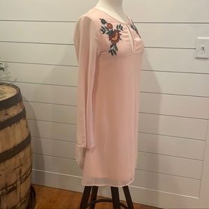 Glamorous Peach Colored Floral Detail Embroidered Detail Dress Women’s  Size 10